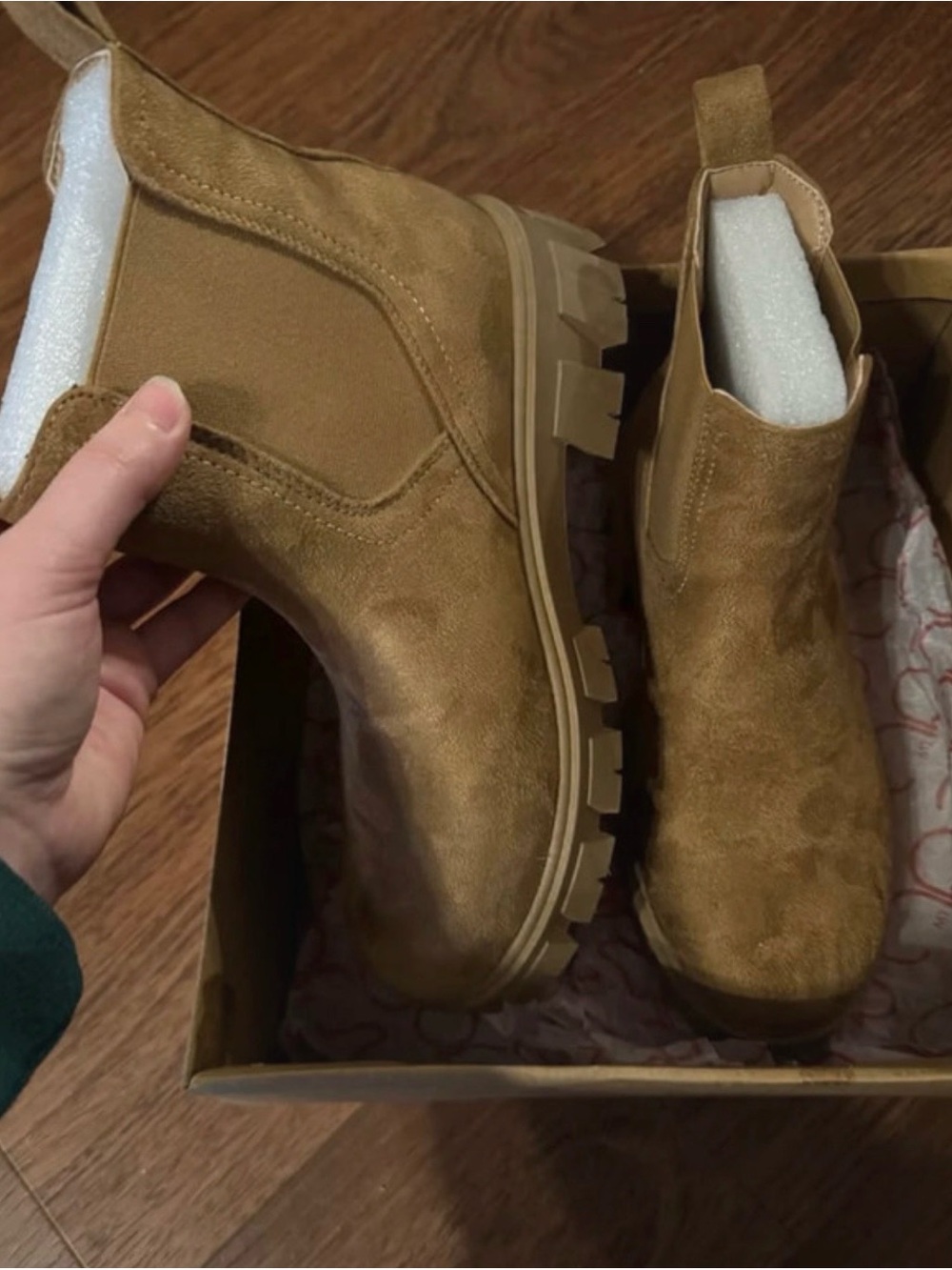 Women’s sugar Chelsea Lug Boots in Tan